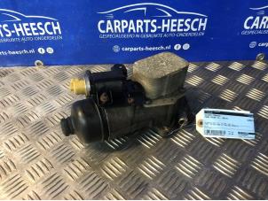 Używane Obudowa filtra oleju Ford Focus 3 Wagon 1.6 TDCi 115 Cena € 42,00 Procedura marży oferowane przez Carparts Heesch
