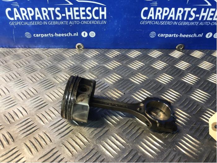 Usados Pistón Kia Cee'd (EDB5) 1.4 CVVT 16V Precio € 50,00 Norma de margen ofrecido por Carparts Heesch
