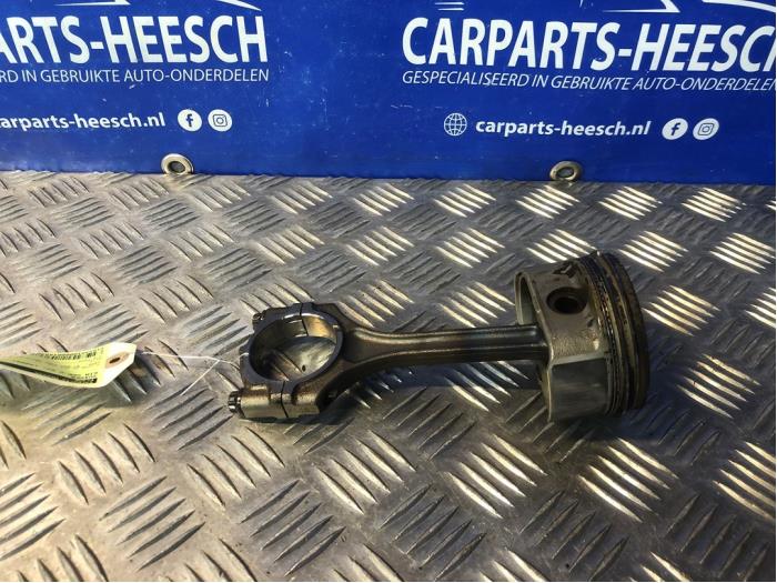 Usados Pistón Kia Cee'd (EDB5) 1.4 CVVT 16V Precio € 50,00 Norma de margen ofrecido por Carparts Heesch