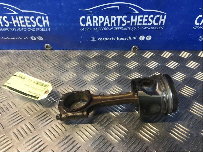 Usados Pistón Volvo V50 (MW) 2.4 D5 20V Precio € 75,00 Norma de margen ofrecido por Carparts Heesch