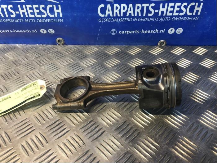Usados Pistón Volvo V50 (MW) 2.4 D5 20V Precio € 75,00 Norma de margen ofrecido por Carparts Heesch
