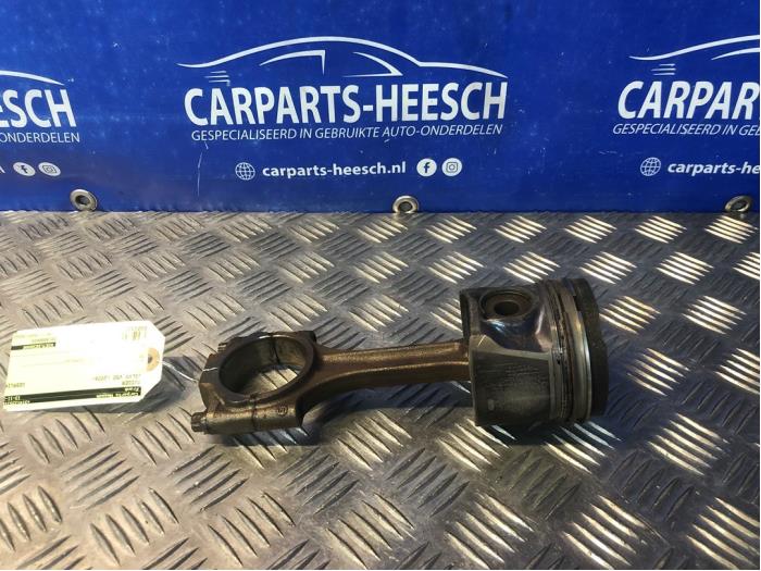Usados Pistón Volvo V50 (MW) 2.4 D5 20V Precio € 75,00 Norma de margen ofrecido por Carparts Heesch