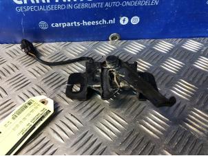 Used Bonnet lock mechanism Opel Insignia 2.0 CDTI 16V 130 Ecotec Price € 36,75 Margin scheme offered by Carparts Heesch