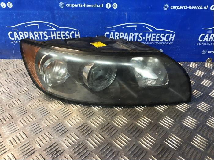 Headlight, right from a Volvo S40 2005