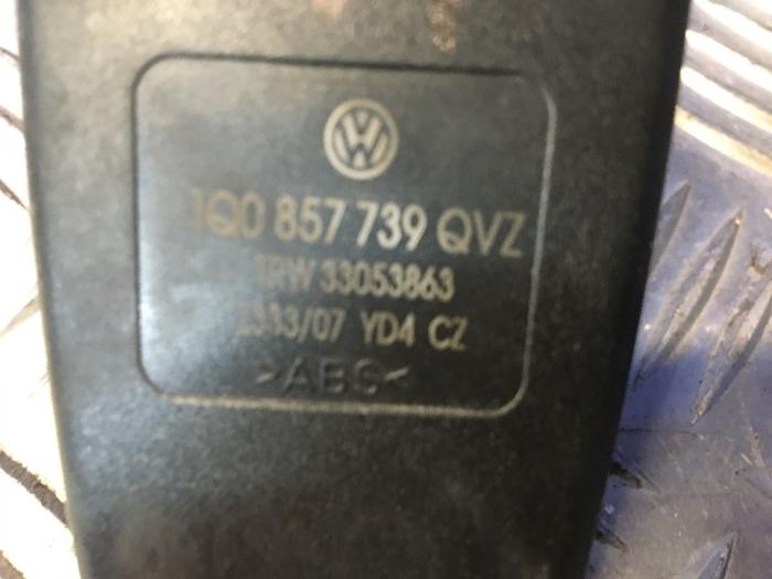 Wtyk pasa bezpieczenstwa lewy tyl z Volkswagen Eos (1F7/F8) 2.0 TDI DPF 2007