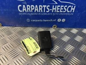 Used Rear seatbelt buckle, left Volkswagen Eos (1F7/F8) 2.0 TDI DPF Price € 21,00 Margin scheme offered by Carparts Heesch