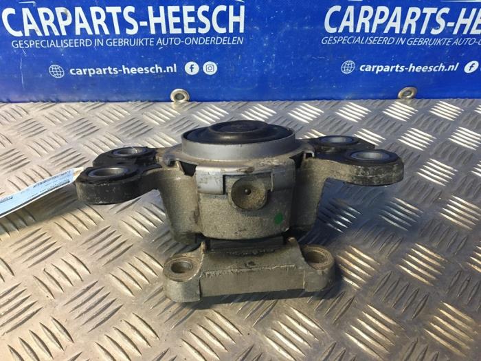Used Engine mount Volvo V70 (BW) 2.4 D 20V Price € 30,00 Margin scheme offered by Carparts Heesch