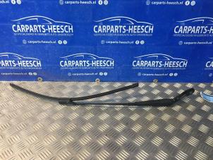 Used Front wiper arm Volvo V70 (BW) 2.4 D 20V Price € 15,75 Margin scheme offered by Carparts Heesch