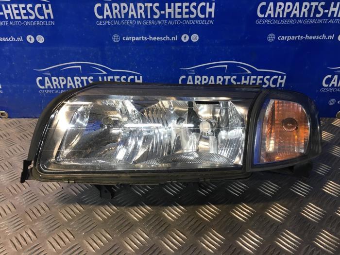 Używane Reflektor lewy Volvo S80 (KV/P80JU) 2.4 20V 140 Bifuel LPG Cena € 55,00 Procedura marży oferowane przez Carparts Heesch