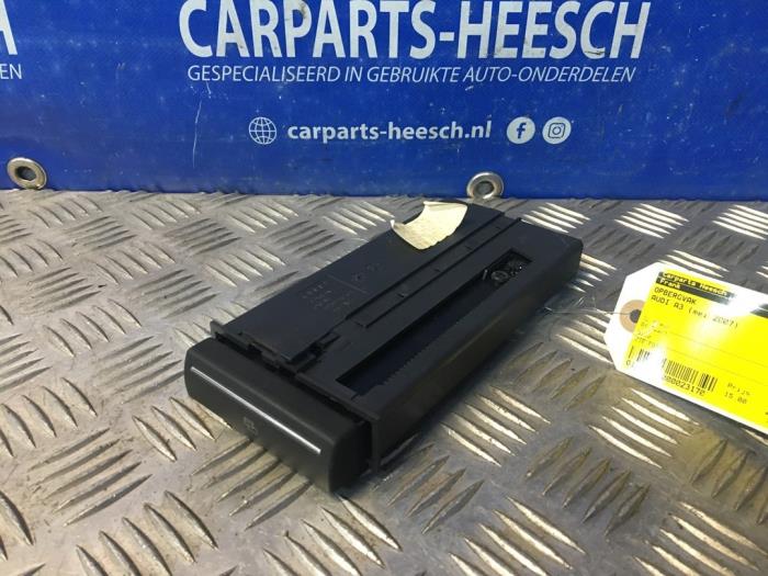 Używane Schowek Audi A3 Sportback (8PA) 1.6 FSI 16V Cena € 15,00 Procedura marży oferowane przez Carparts Heesch