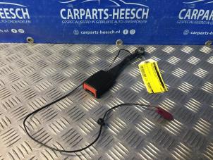 Używane Wtyk pasa bezpieczenstwa lewy przód Ford Fiesta 6 (JA8) 1.0 Ti-VCT 12V 65 Cena € 21,00 Procedura marży oferowane przez Carparts Heesch