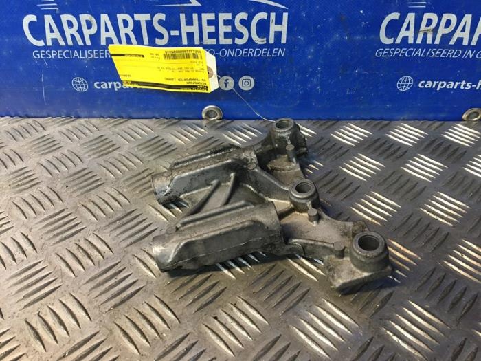 Usagé Support moteur Volkswagen Transporter Prix € 30,00 Règlement à la marge proposé par Carparts Heesch