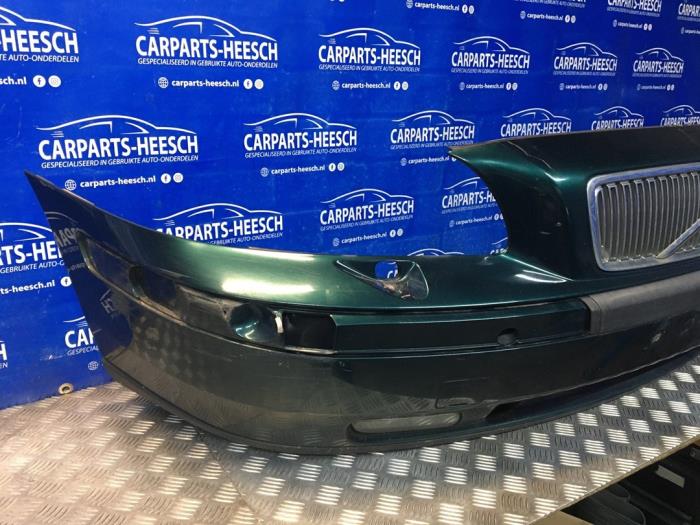 Front bumper from a Volvo V70 (SW) 2.4 T 20V 2001
