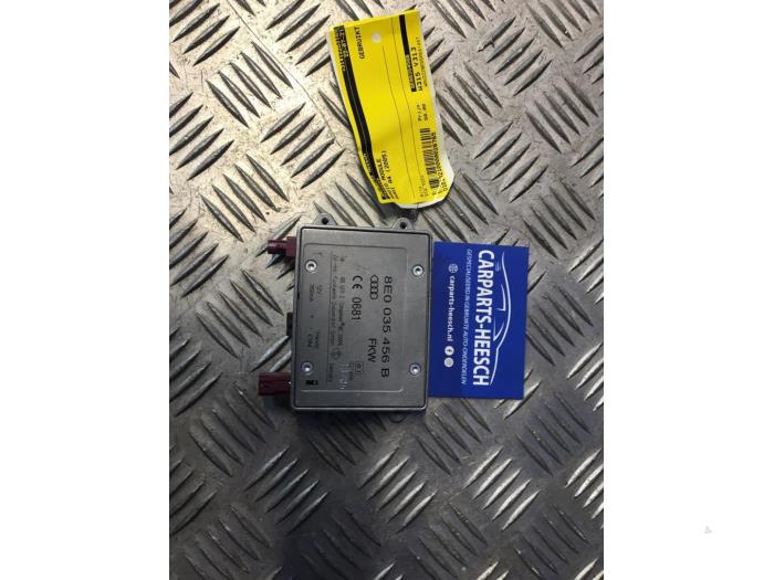 Używane Modul radiowy Audi A4 (B7) 2.0 TDI 16V Cena € 50,00 Procedura marży oferowane przez Carparts Heesch