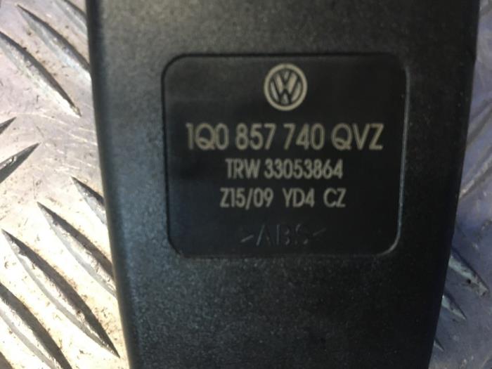 Rear seatbelt buckle, right from a Volkswagen Eos (1F7/F8) 1.4 TSI 16V 2009