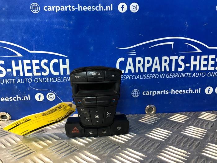 Używane Panel climatronic Renault Laguna III (BT) 2.0 16V Cena € 35,00 Procedura marży oferowane przez Carparts Heesch