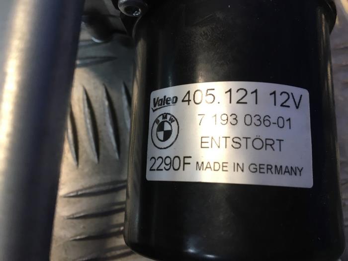 Mecanismo y motor de limpiaparabrisas de un BMW 1 serie (E87/87N) 118i 16V 2010