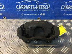Usados Pinza de freno derecha delante Opel Corsa D 1.4 16V Twinport Precio € 21,00 Norma de margen ofrecido por Carparts Heesch