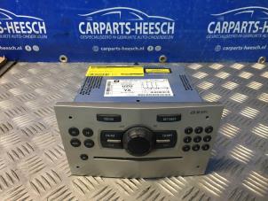 Usados Reproductor de CD y radio Opel Corsa D 1.4 16V Twinport Precio € 42,00 Norma de margen ofrecido por Carparts Heesch
