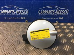 Usados Tapa de depósito Opel Corsa D 1.4 16V Twinport Precio € 21,00 Norma de margen ofrecido por Carparts Heesch