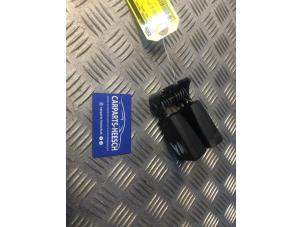 Used Rear seatbelt buckle, centre Ford Focus 3 Wagon 1.0 Ti-VCT EcoBoost 12V 125 Price € 21,00 Margin scheme offered by Carparts Heesch