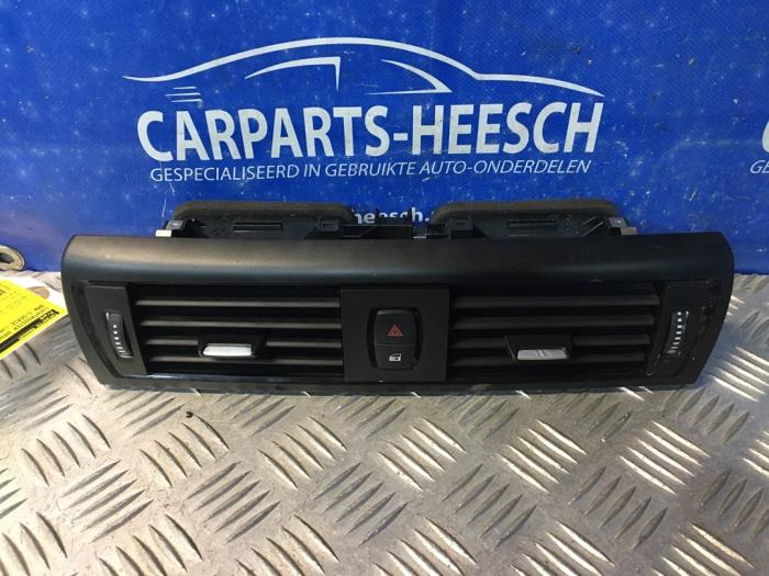 Dashboard vent from a BMW 1 serie (F20) 116i 1.6 16V 2012