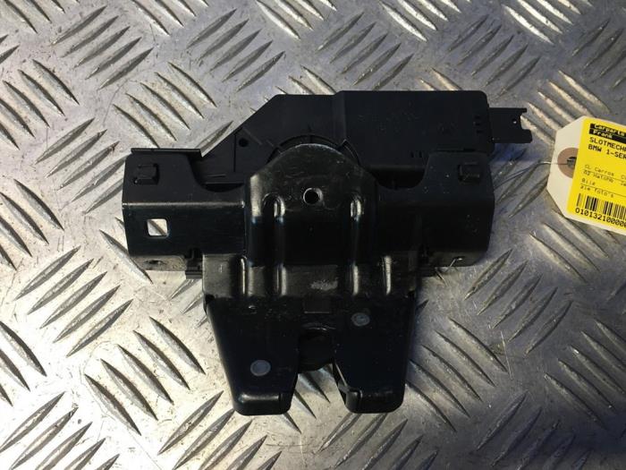 Tailgate lock mechanism from a BMW 1 serie (E81) 116i 2.0 16V 2009