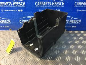 Usados Caja de batería Ford C-Max (DXA) 1.0 Ti-VCT EcoBoost 12V 125 Precio € 21,00 Norma de margen ofrecido por Carparts Heesch