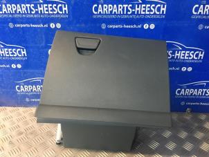 Używane Schowek w desce rozdzielczej Ford C-Max (DXA) 1.0 Ti-VCT EcoBoost 12V 125 Cena € 36,75 Procedura marży oferowane przez Carparts Heesch