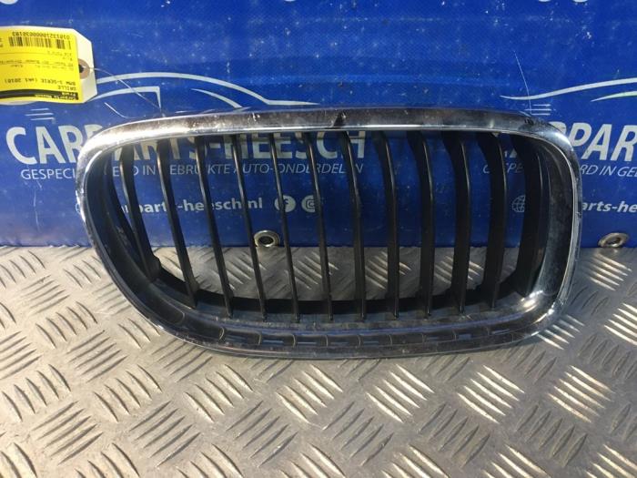Używane Grill BMW 3 serie (E90) 320i 16V Cena € 25,00 Procedura marży oferowane przez Carparts Heesch