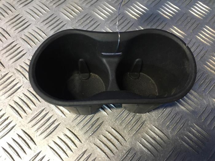 Cup holder from a Ford Focus 3 Wagon 1.0 Ti-VCT EcoBoost 12V 125 2013