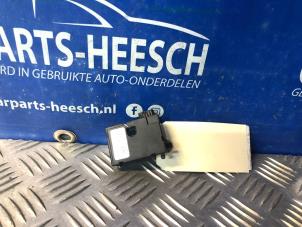 Usagé Capteur boîtier de direction Volkswagen Caddy Prix € 15,75 Règlement à la marge proposé par Carparts Heesch