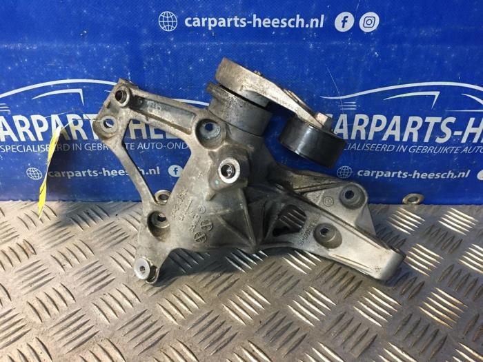 Usagé Support dynamo bas BMW 1 serie (F20) 116i 1.6 16V Prix € 40,00 Règlement à la marge proposé par Carparts Heesch