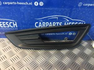 Używane Kratka zderzaka Ford Focus 3 Wagon 1.0 Ti-VCT EcoBoost 12V 125 Cena € 21,00 Procedura marży oferowane przez Carparts Heesch