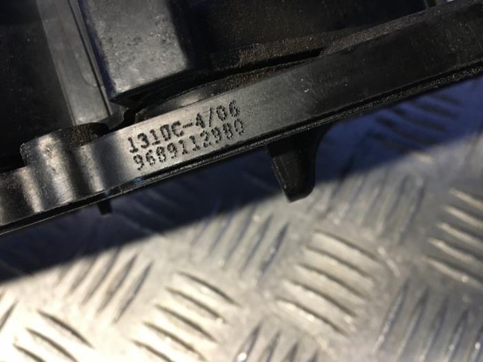 Ventildeckel van een Volvo V40 (MV) 1.6 D2 2014