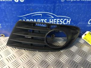 Usagé Pare-chocs grille Volkswagen Golf Plus (5M1/1KP) 1.4 TSI 140 16V Prix € 21,00 Règlement à la marge proposé par Carparts Heesch