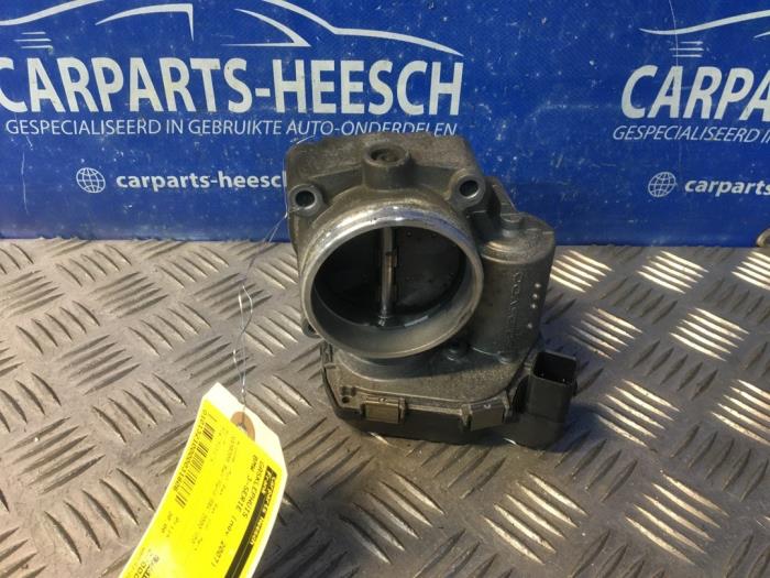 Throttle body from a BMW 3 serie Touring (E91) 318i 16V 2007