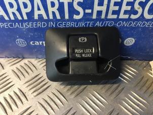 Usados Interruptor de freno de mano Volvo V60 I (FW/GW) 1.6 DRIVe Precio € 21,00 Norma de margen ofrecido por Carparts Heesch