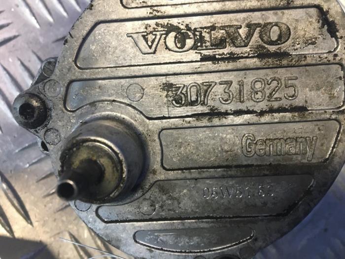 Vacuum pump (diesel) from a Volvo V70 (SW) 2.4 D5 20V 2005