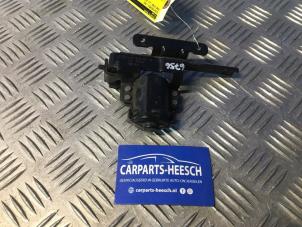 Used Sliding door roller, left Ford B-Max (JK8) 1.0 EcoBoost 12V 100 Price € 26,25 Margin scheme offered by Carparts Heesch