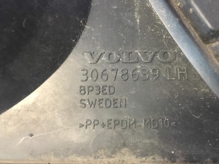 Rejilla de parachoques de un Volvo V70 (BW) 2.0 16V 2008