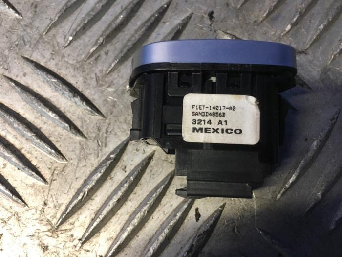 Interruptor cierre centralizado de un Ford Focus 3 1.0 Ti-VCT EcoBoost 12V 125 2015