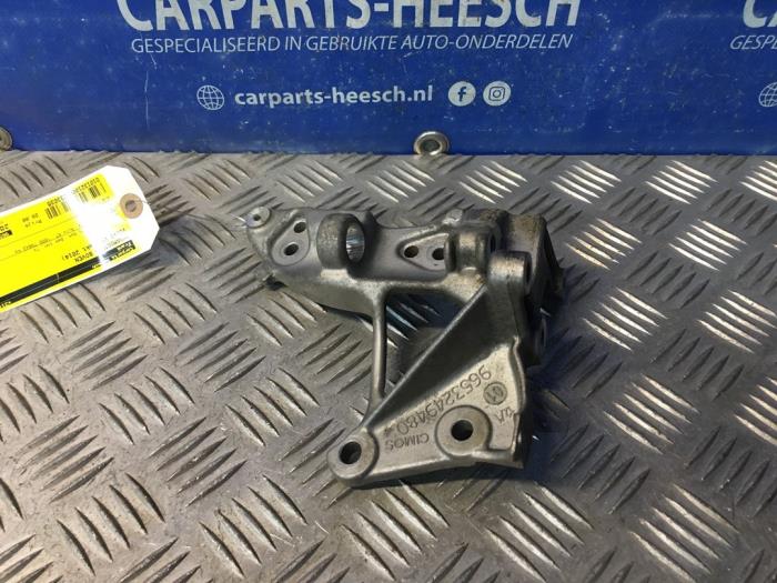 Usagé Support dynamo haut Volvo V40 (MV) 1.6 D2 Prix € 20,00 Règlement à la marge proposé par Carparts Heesch