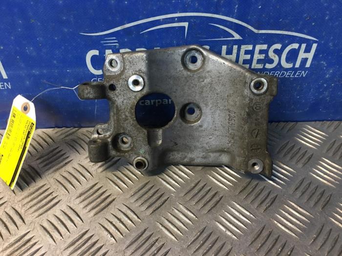 Usagé Support dynamo bas Volvo V40 (MV) 1.6 D2 Prix € 25,00 Règlement à la marge proposé par Carparts Heesch