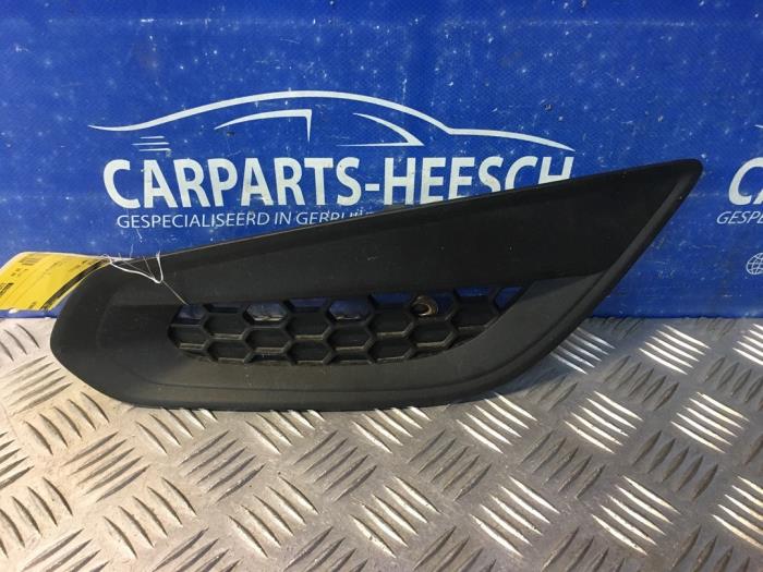 Bumper grille from a Volvo V60 I (FW/GW) 1.6 DRIVe 2011