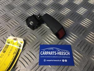 Usados Lengüeta de cinturón de seguridad derecha detrás Audi A4 Avant (B8) 1.8 TFSI 16V Precio € 21,00 Norma de margen ofrecido por Carparts Heesch
