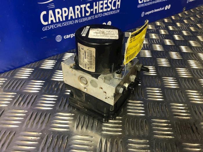 Usagé Bloc ABS Ford Focus 3 Wagon 1.6 EcoBoost 16V 182 Prix € 100,00 Règlement à la marge proposé par Carparts Heesch