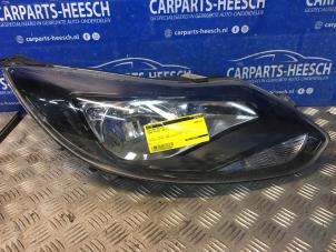 Used Headlight, right Ford Focus 3 1.0 Ti-VCT EcoBoost 12V 100 Price € 131,25 Margin scheme offered by Carparts Heesch
