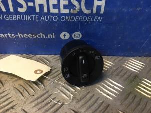 Usados Interruptor de luz Volkswagen Caddy III (2KA,2KH,2CA,2CH) 1.9 TDI Precio € 21,00 Norma de margen ofrecido por Carparts Heesch