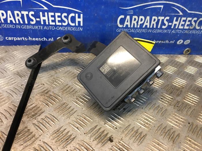 Begagnade ABS-pump Ford Fiesta 7 1.1 Ti-VCT 12V 70 Pris på förfrågan erbjuds av Carparts Heesch